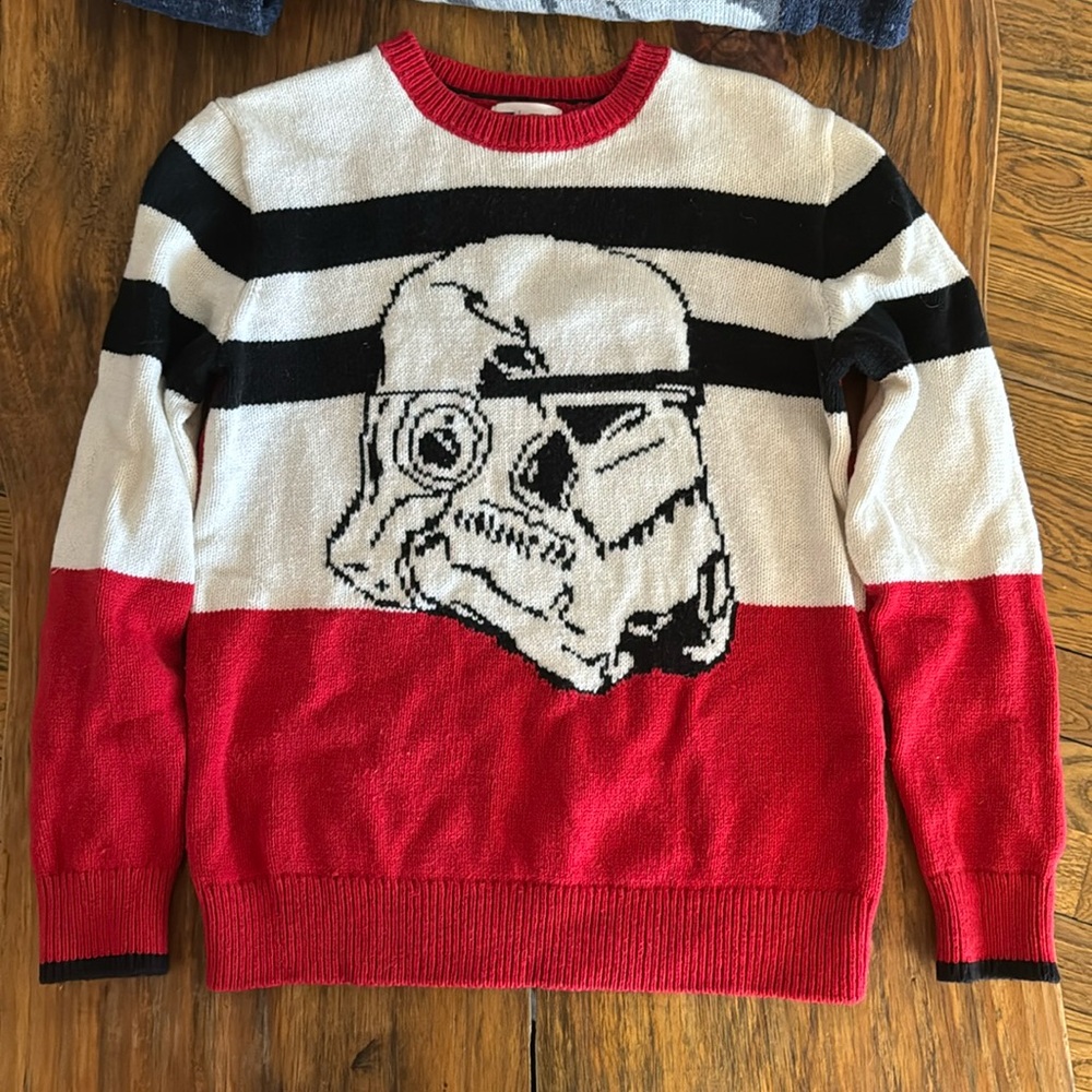 Star Wars Sweater
Worn once
Youth XL 12
Red